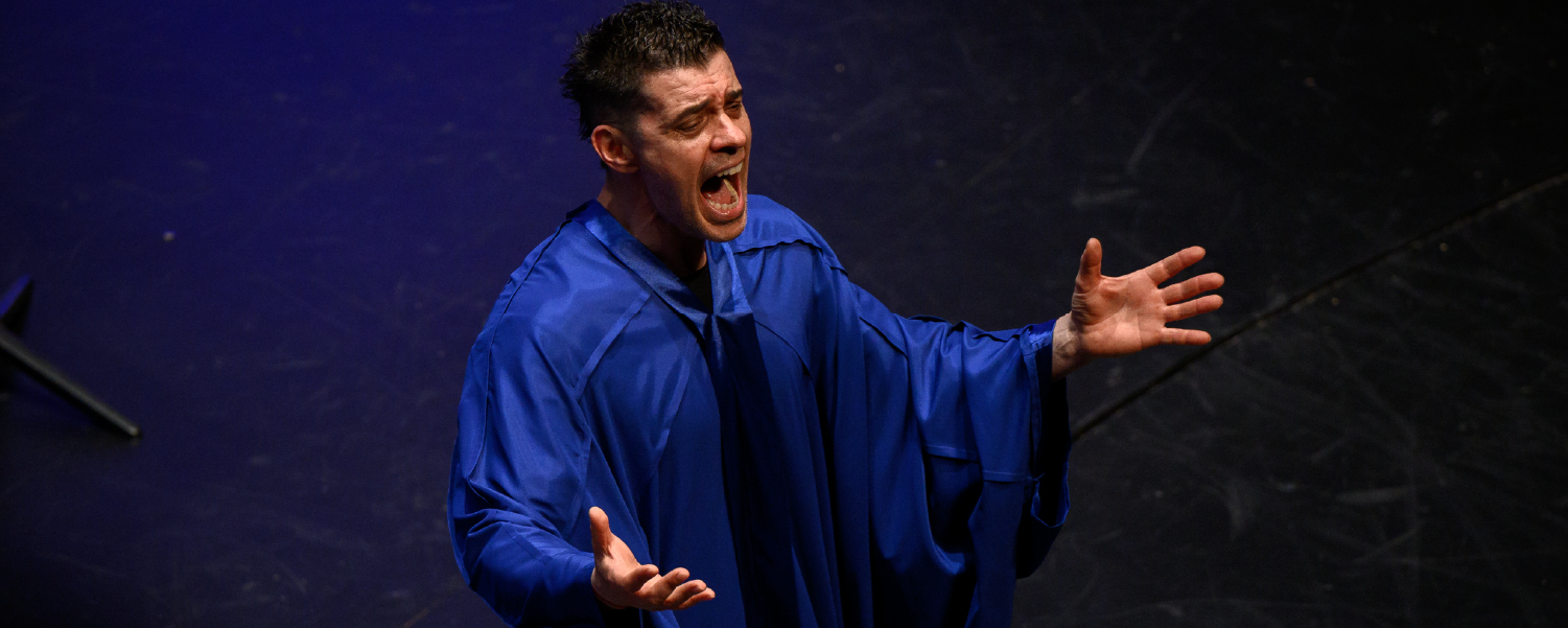 Hombre con una túnica azul, cantando