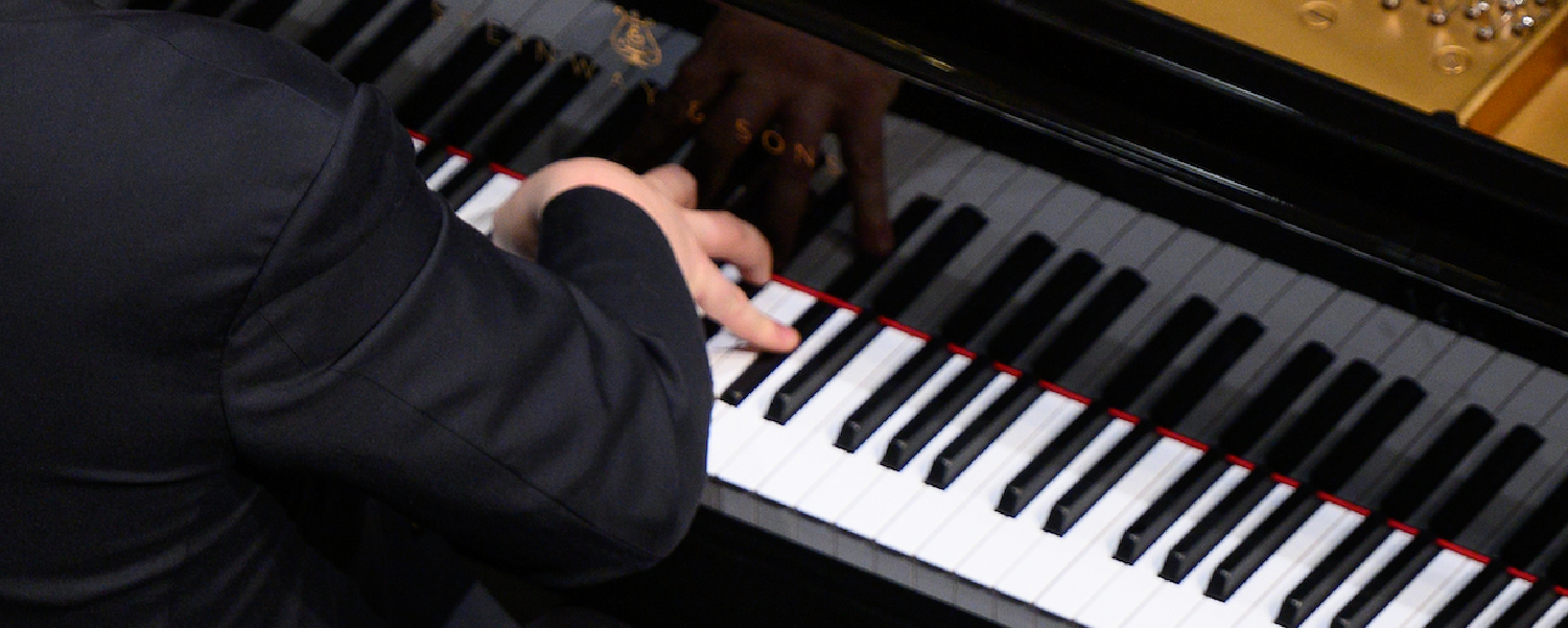 manos tocando un piano