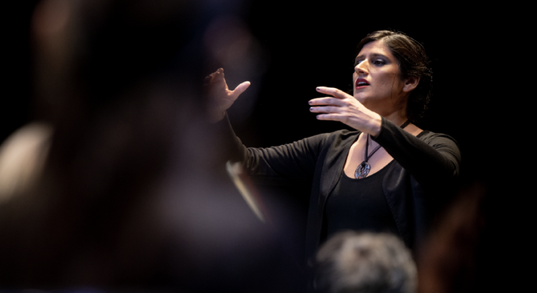 Directora invitada, Malena Rivarola, dirigiendo el Coro Nacional