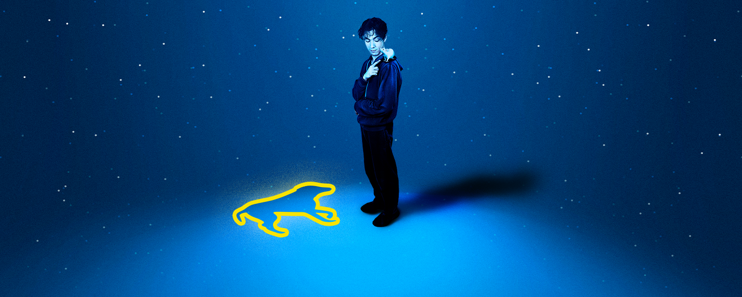 Adolescente, con una rato al hombro, en el espacio azul, observando la silueta de un perro en amarillo