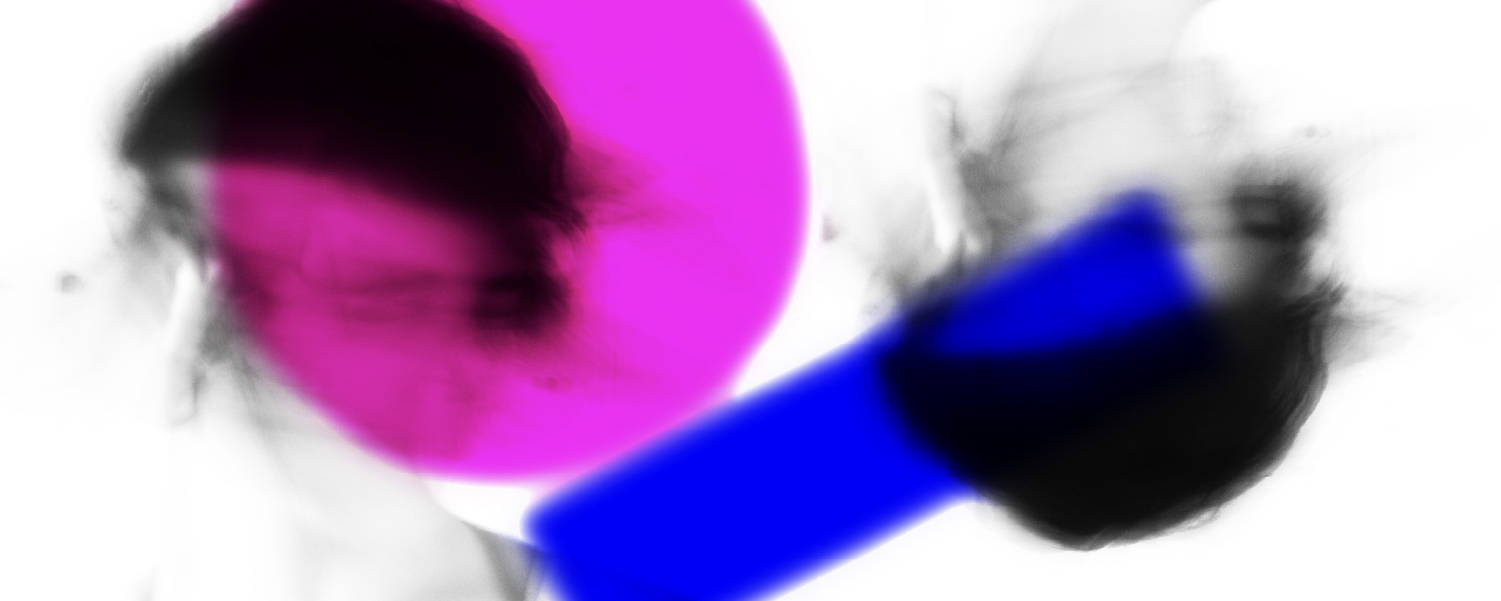 Diseño abstracto, dos cabezas desenfocadas con un circulo rosa y un rectángulo azul