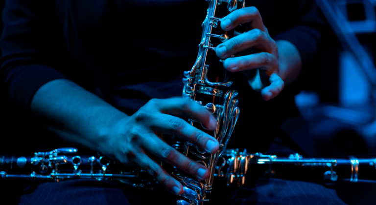 manos tocando una clarinete