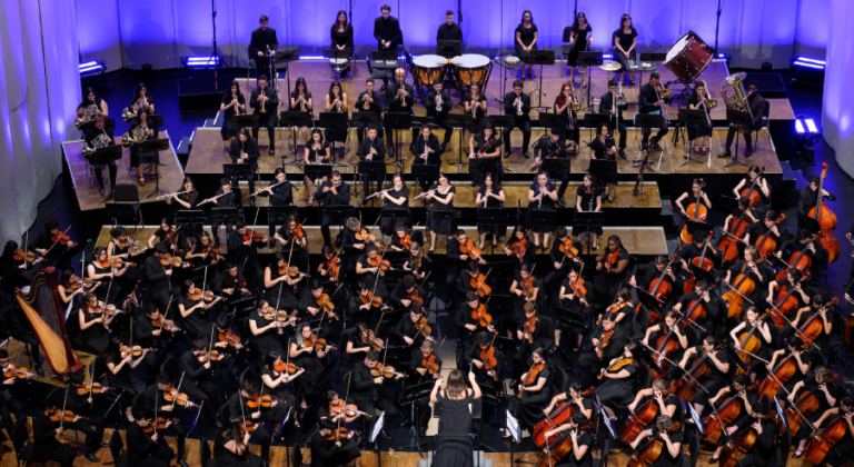 la orquesta juvenil en el escenario del Auditorio Nacional Adela Reta